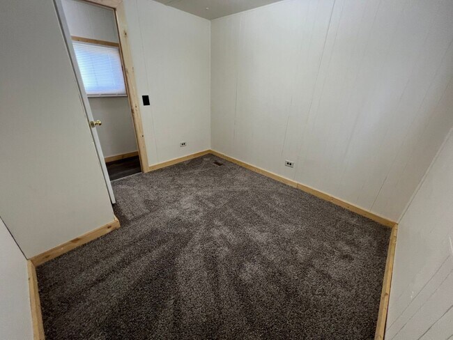 Building Photo - 2 Bedroom 1 Bath Updated Mobile Home in A ...