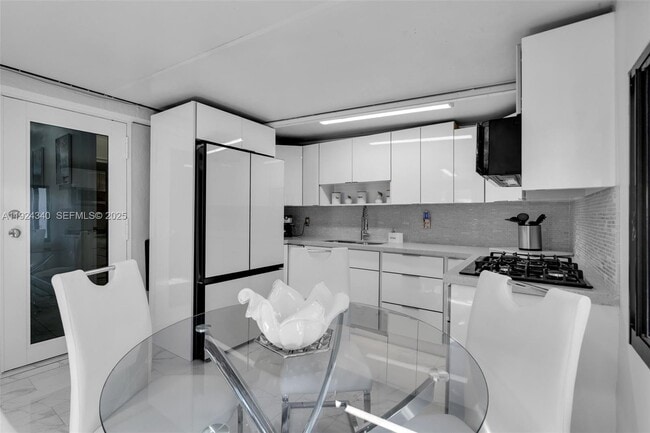 Primary Photo - 2140 W 53rd St