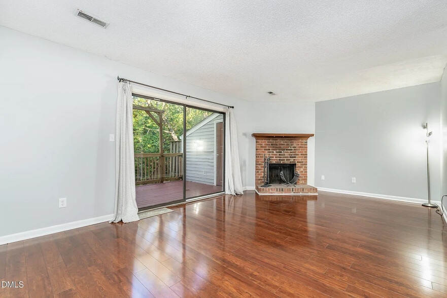 Building Photo - Room in Townhome on Sandy Creek Dr