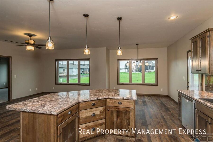 Building Photo - 4 Bedroom 3 Bathroom Home for Rent