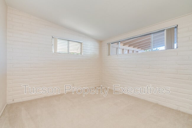 Building Photo - 6844 E Kingston Dr