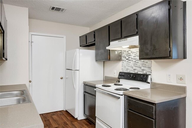 Building Photo - 6900 Branchwood Dr