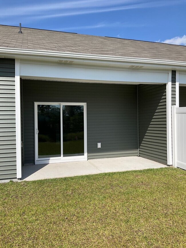 Building Photo - Welcome to this stunning townhouse in Leland, NC!