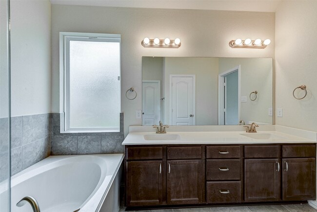 Building Photo - 84 Linnwood Dr