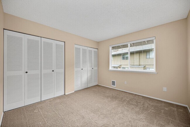 Building Photo - North Tacoma Condo Living | 2 Bed, 1.5 Bath End-Unit | Great Amenities!