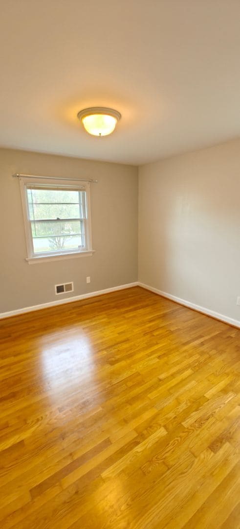 Building Photo - Walk to the river from this convenient rancher near Willow Oaks