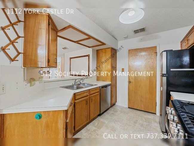 Building Photo - 1112 York Castle Dr