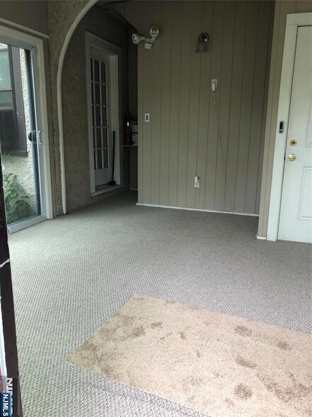 Building Photo - 115 Degroff Pl