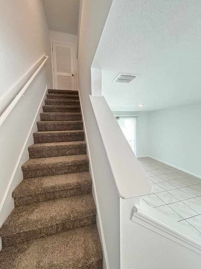 Building Photo - NEWER BUILD, SPACIOUS 3 Bedroom, 2 Bath To...
