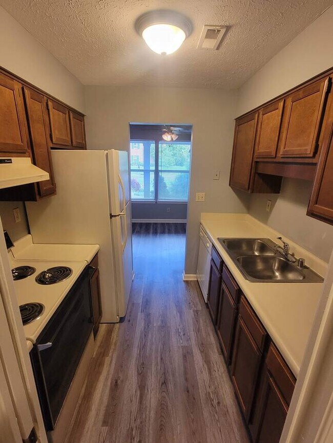 Building Photo - 4 Bed, 2 Bath duplex off of Westport Road