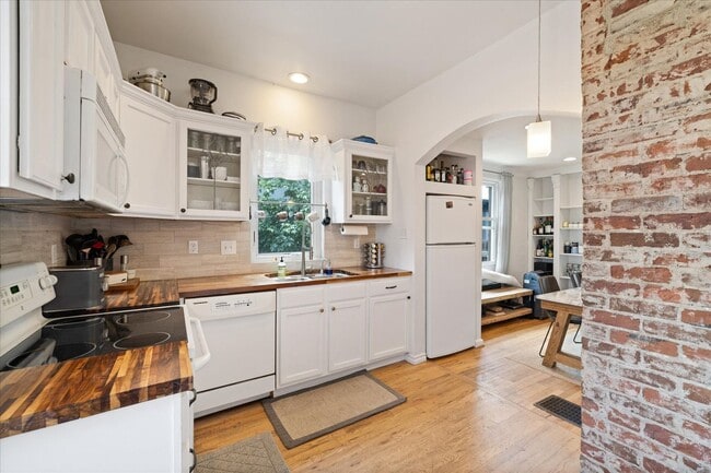 Building Photo - Awesome 3 bedroom, 2 bath home!