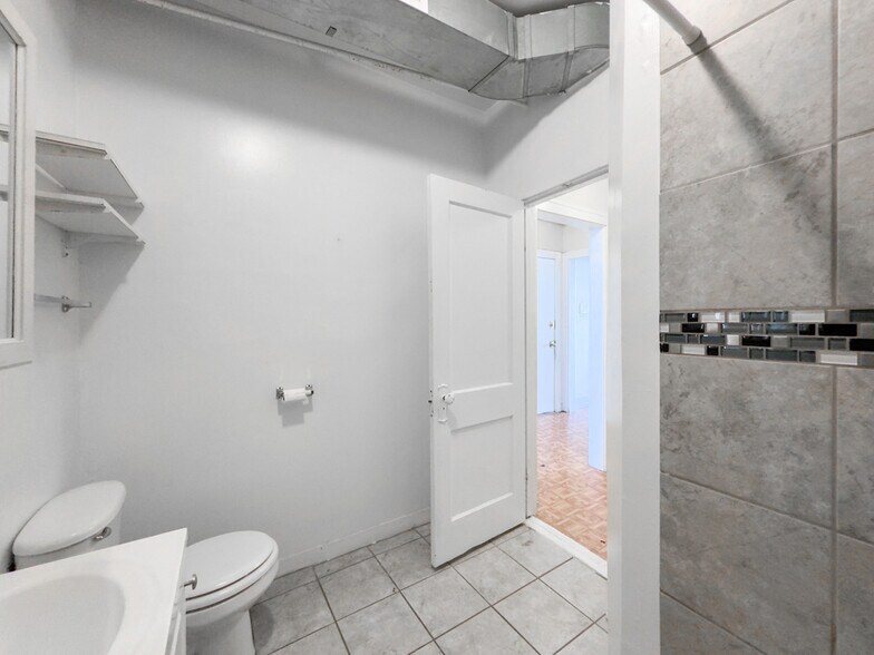 Building Photo - 2405 W Wilson Ave