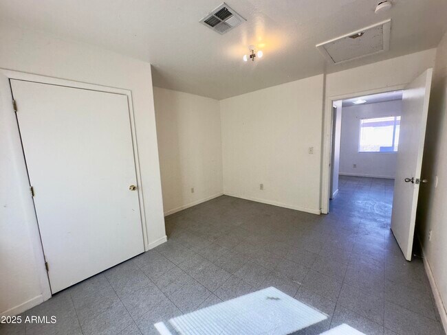 Building Photo - 1228 E Apache St