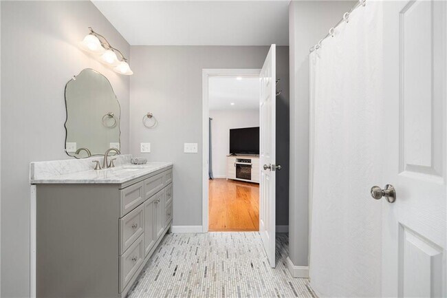 Building Photo - 127 Howland Ave