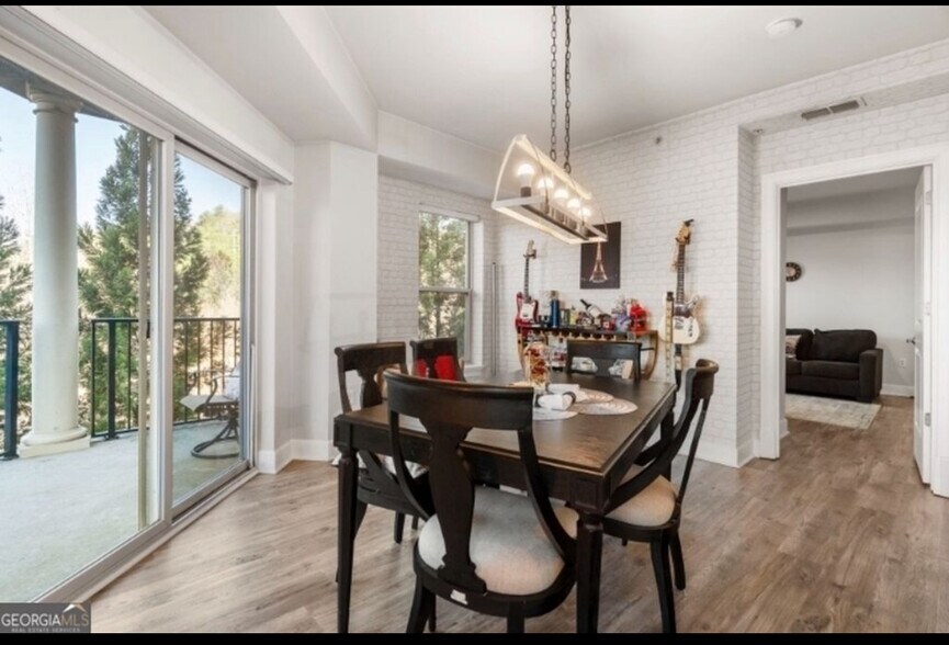 Building Photo - 200 River Vista Dr
