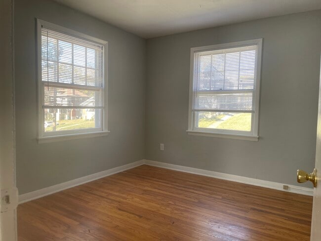 Building Photo - 100-104 E Stewart Rd