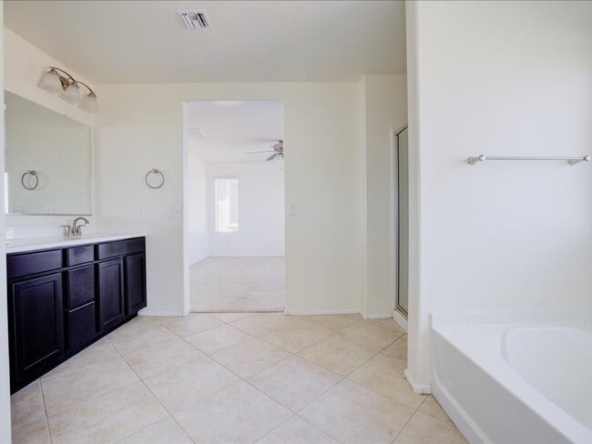 Building Photo - 3 Bedroom 2 1/2 Bathroom