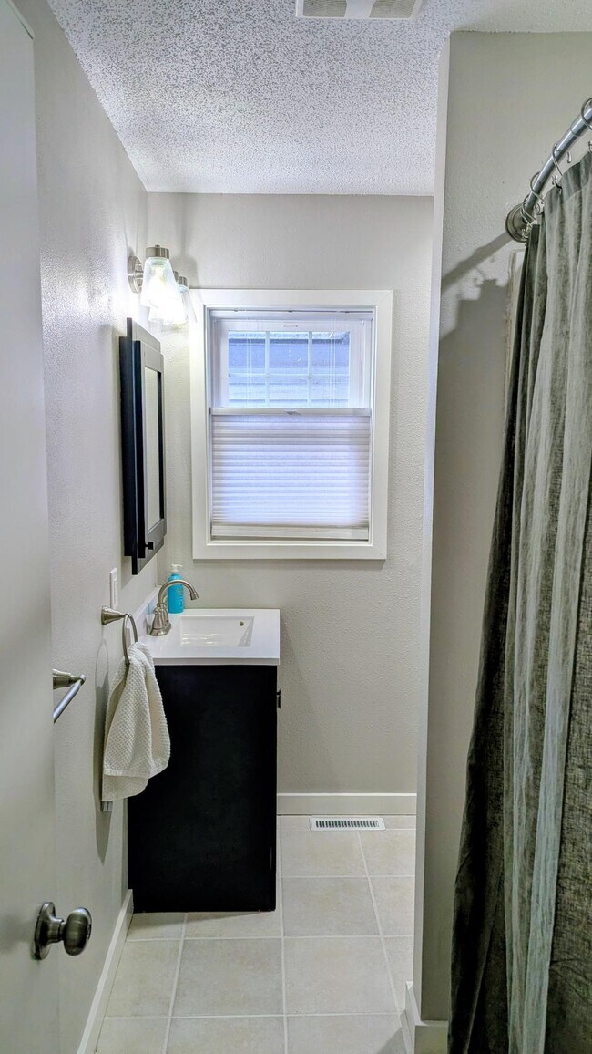 Building Photo - 1213 1st Ave NE