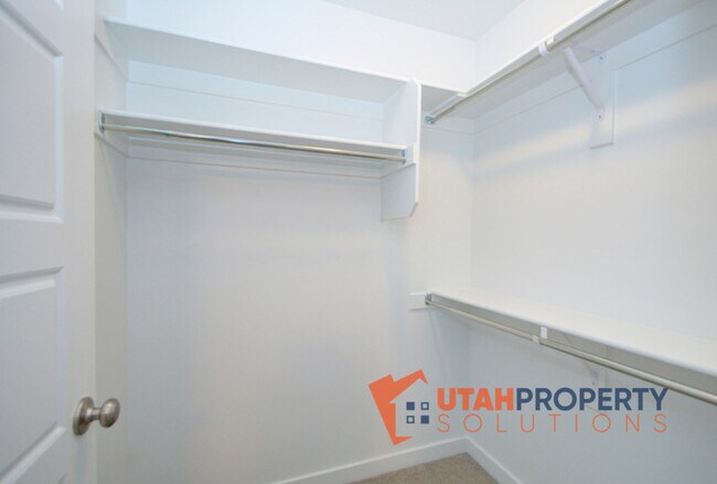 Building Photo - 5002 Evergreen Ln