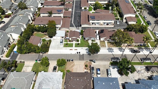 Building Photo - 633 W Maple Ave