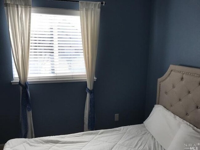 Building Photo - Gorgeous 3 bedroom 2.5 bath 2 story Townho...