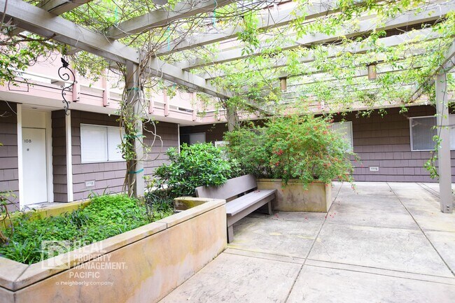 Building Photo - Sunny 2 bedroom in Mark Twain Building