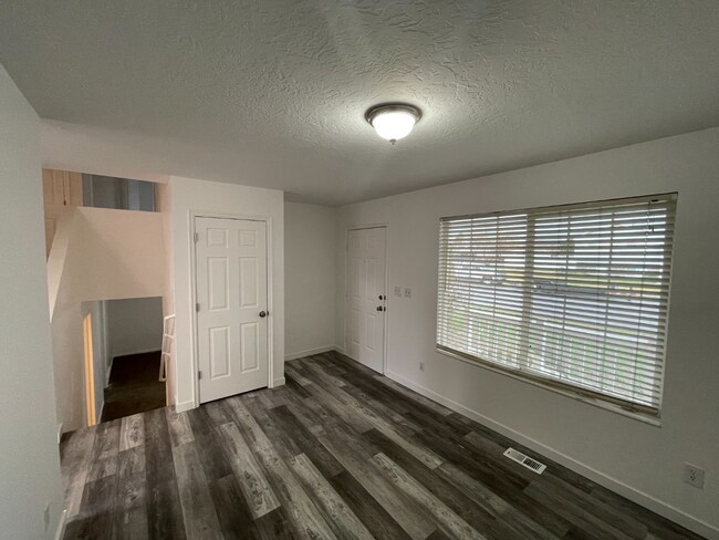 Building Photo - 4 Bd 3 Bath Home in Lehi