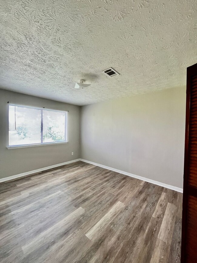 Building Photo - Cute 2-bedroom 1.5 bath townhome completel...