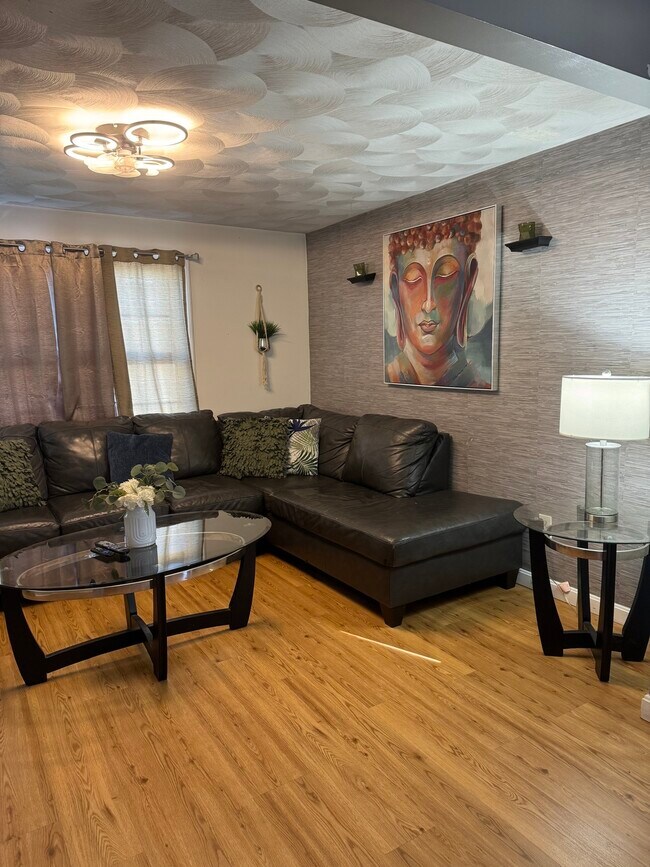 Building Photo - Spacious 2-Bedroom, 1.5-Bath Main-Floor Home in Providence