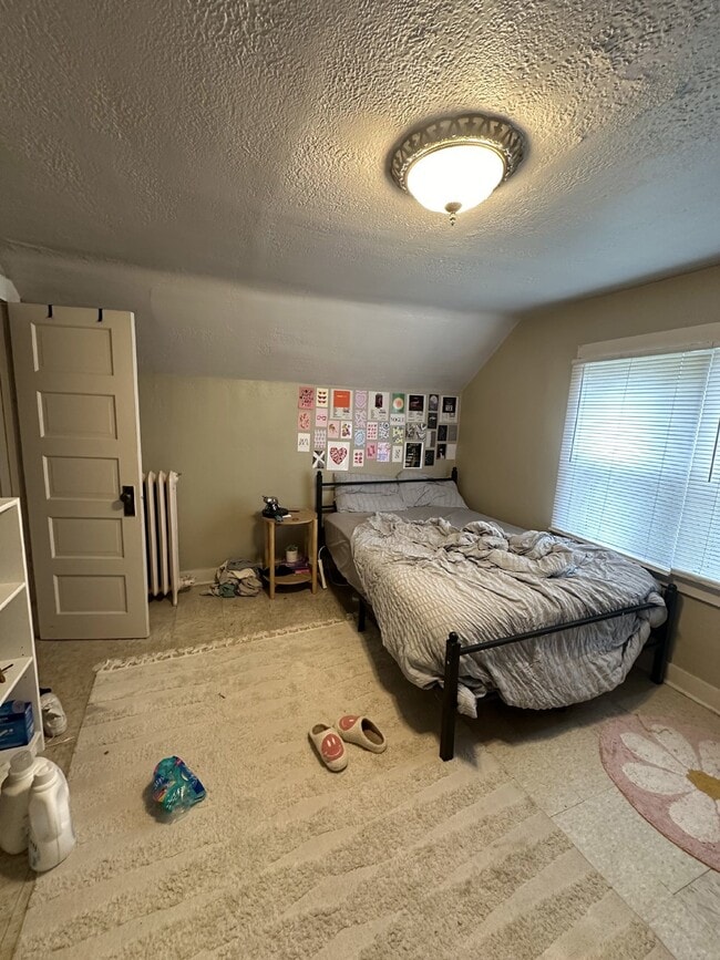 Building Photo - 4 Bed 2 Bath close to UWEC!