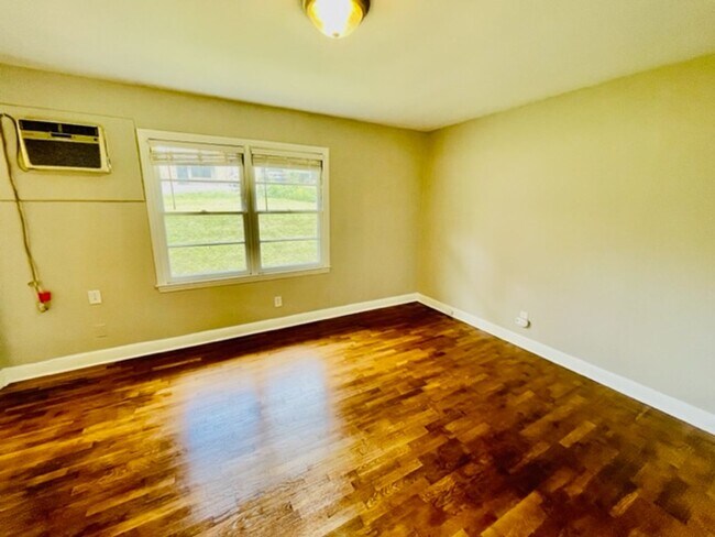 Building Photo - 1BR/1BA UNCG CAMPUS