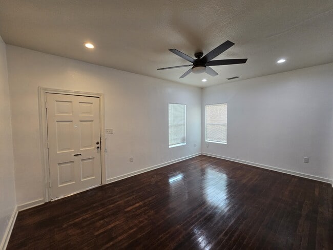 Building Photo - 809 Elmwood Dr