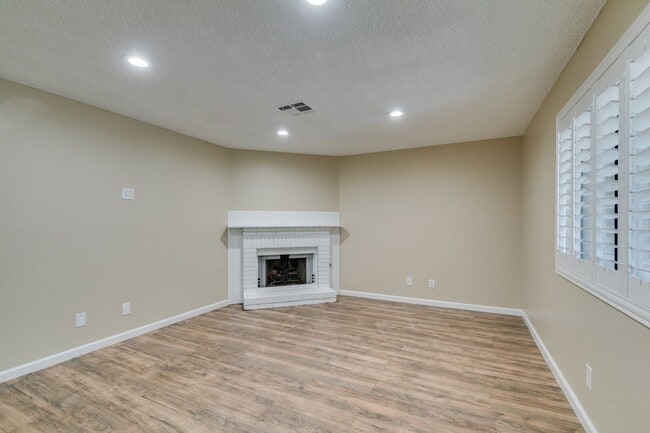 Building Photo - GORGEOUS 2 BEDROOMS CONDO*JUST COMPLETED UPGRADES*SOUTHWEST AREA*COMMUNITY AMENITIES*