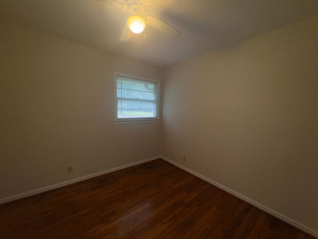 Building Photo - 551 Glade Rd E