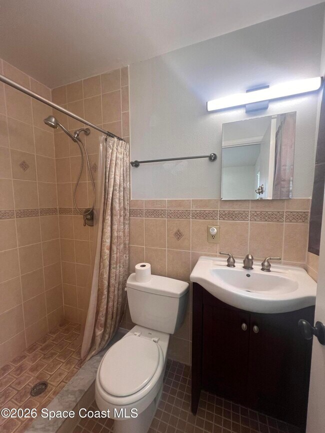 Building Photo - 2407 Lakeview Dr