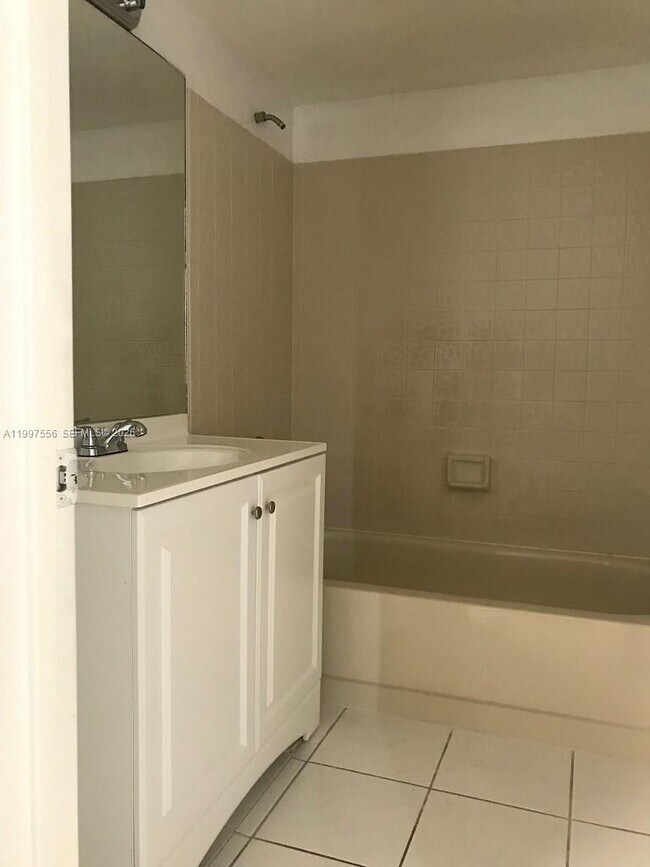 Building Photo - 10165 Twin Lakes Dr