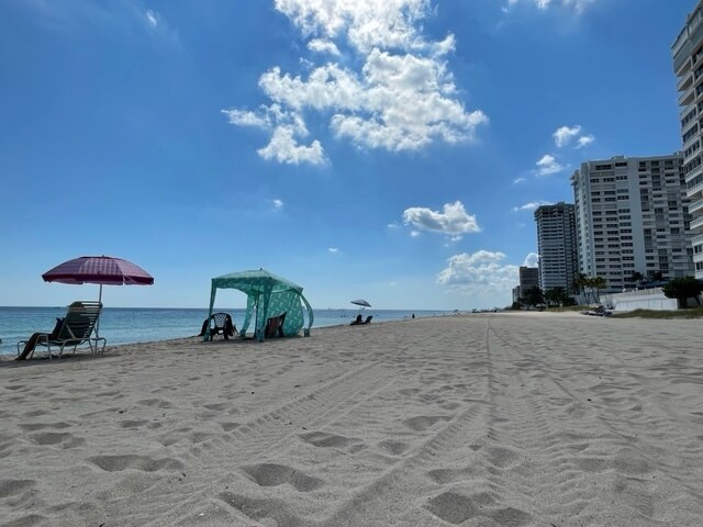 Walk to Beach - 3301 NE 32nd Ave