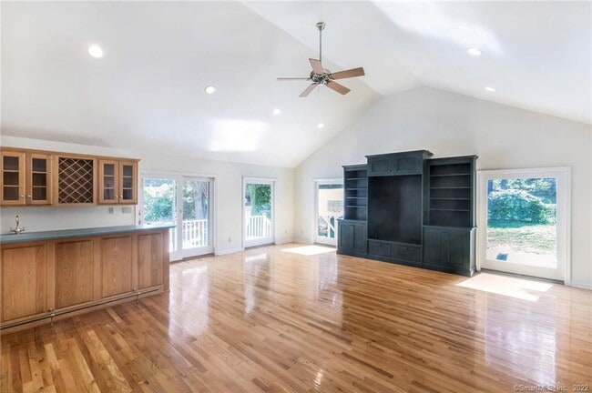 Building Photo - 143 Ponus Ave