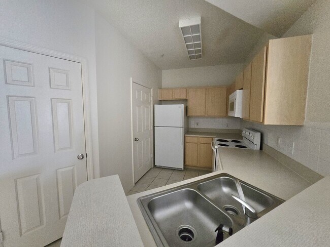 Building Photo - 2045 Erving Cir