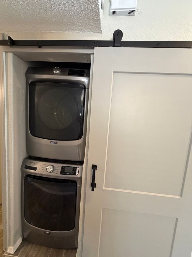 Building Photo - 3 Bedroom Single Story Home Available Near 12th St NW & Menaul Blvd NW!