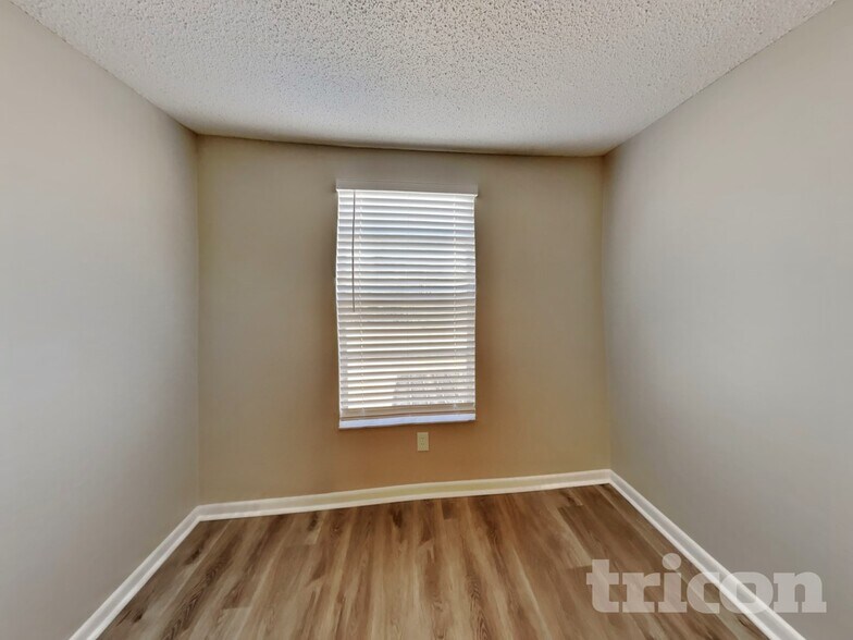 Building Photo - 16137 Ravendale Dr