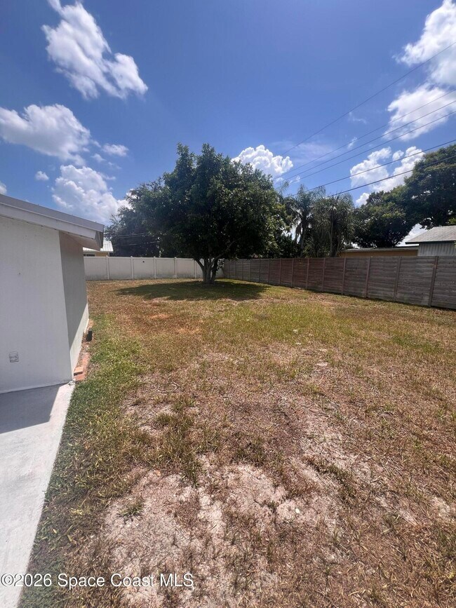 Building Photo - 2407 Lakeview Dr