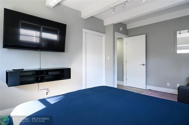 Building Photo - 1020 N Victoria Park Rd