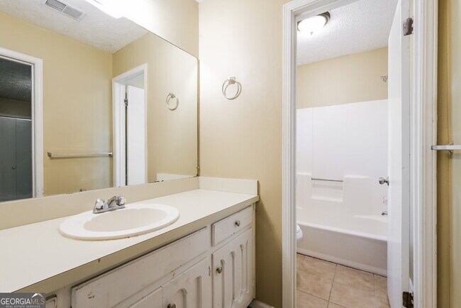 Building Photo - 2432 Hillboro Cir S W