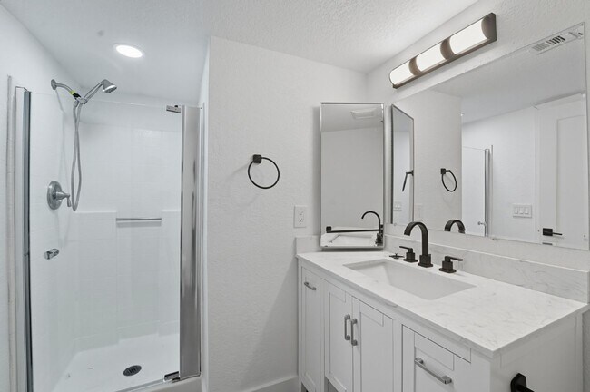 Building Photo - Stunning 2-bedroom, 2-bathroom home in the...