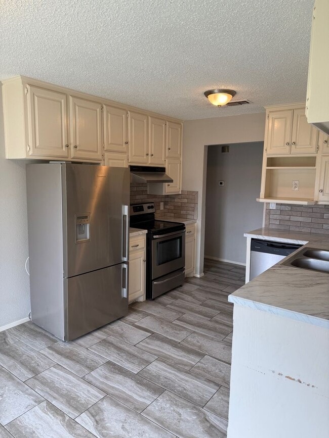 Building Photo - Updated 3-2-2 in Northwest Lubbock Near TC...
