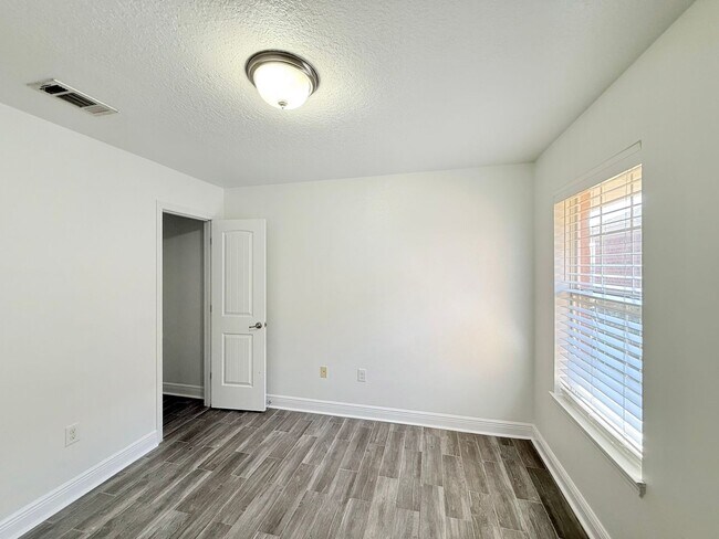 Building Photo - 3-Bedroom Home - Ashley Place