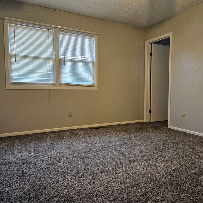 Building Photo - 1252 Colonial Dr