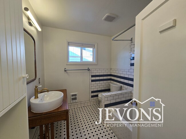 Building Photo - Move-in special: Get $500 off your first month’s rent!