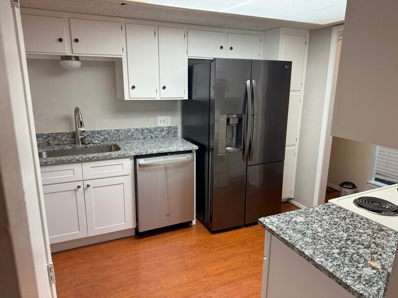 Kitchen - 6333 Kelly Dr